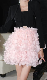 ÄRMELLOSES NECKHOLDERKLEID MIT ROSA BLUMEN IN SCHWARZ